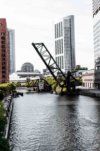 城市河畔的独特桥梁景观