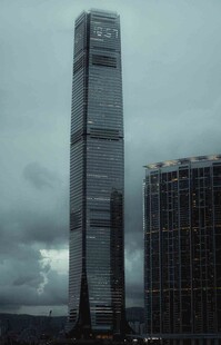 高耸摩天大楼与旁侧建筑