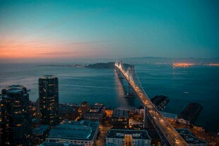 城市跨海大桥黄昏美景