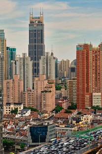 城市天际线与繁忙街道景观