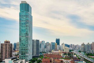 城市天际线中的摩天大楼