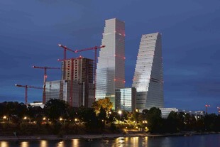 夜幕下的城市摩天建筑群