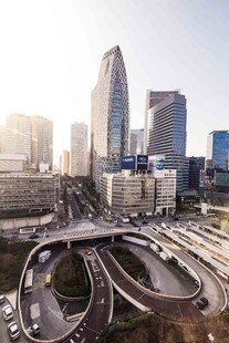 城市高架桥与摩天大楼景观