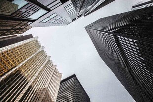 仰视都市摩天大楼景观