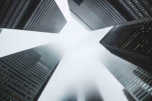 仰视都市摩天大楼景观