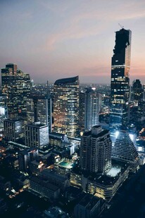 城市夜景高楼璀璨灯火