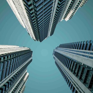 仰视摩天大楼建筑群