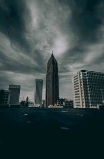 乌云下的城市高楼景观