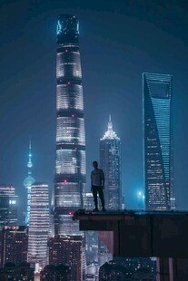 城市夜景下的孤独身影