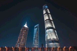 上海夜景中的摩天大楼