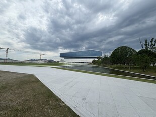 户外宽阔场地与阴沉天空