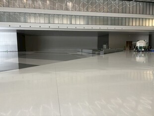 空旷现代的室内大厅空间