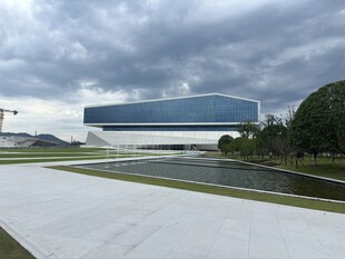 现代建筑与开阔景观