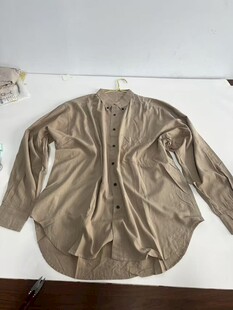 米色長袖襯衫平鋪展示