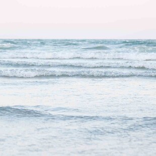 海浪轻涌的宁静海面