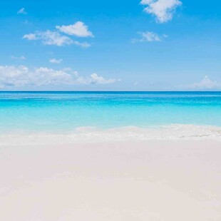 美丽的海滩与湛蓝海水