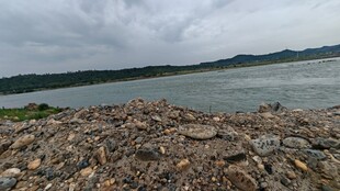 湖畔碎石景觀