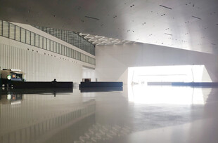 空旷洁净的现代化室内空间
