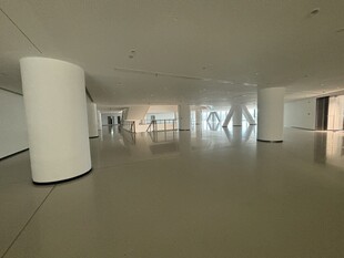 现代简约风格空旷室内空间