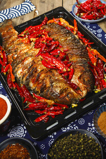 香煎烤魚配多彩辣椒