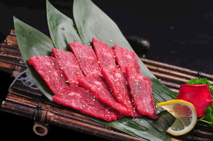 新鮮生牛肉切片擺盤