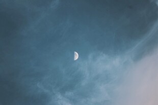 夜空中的彎彎月牙