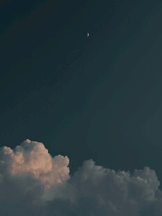 夜空下的云朵與閃爍星星