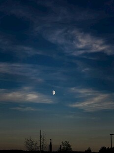 夜幕下的月亮與稀疏云彩