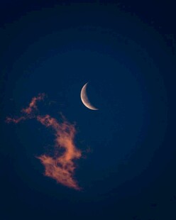 夜空中的新月與彩云