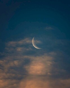 夜空下的彎彎新月