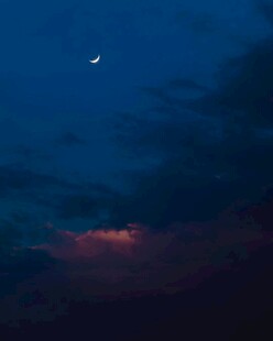 夜空下的彎月與絢麗云彩