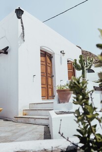白色小屋的清新戶外景致
