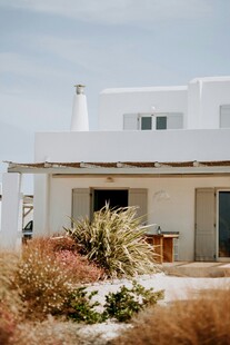 簡約白色小屋與周邊景致