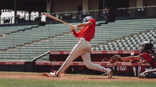 棒球运动员赛场挥棒瞬间