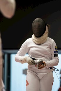 击剑运动员专注准备动作