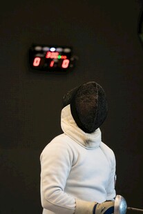 击剑运动员专注比赛瞬间