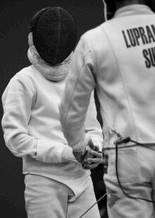 击剑运动员赛前准备