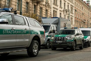 城市街道上的警用車輛隊(duì)列