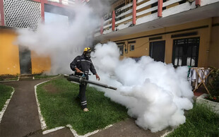 釋放煙霧彈