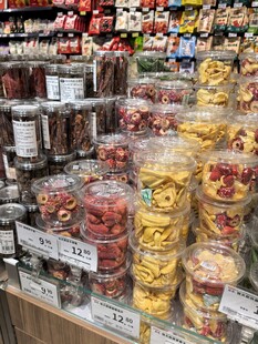 超市貨架上琳瑯滿目的零食