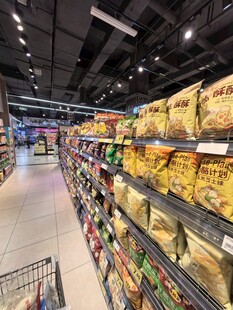 超市內(nèi)景琳瑯滿目的貨架