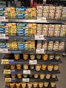 超市貨架上的多樣食品