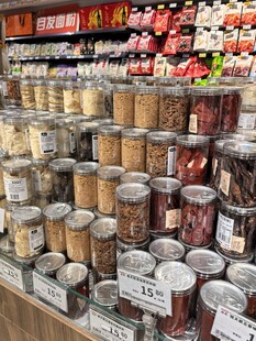 超市貨架上的多樣罐裝食品
