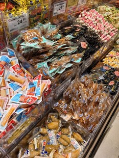 繽紛多樣的美味零食陳列