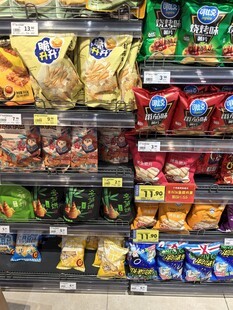 超市貨架上琳瑯滿目的零食