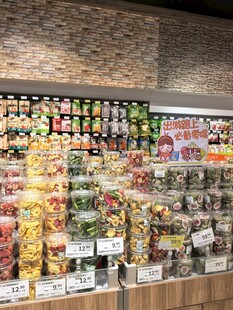 繽紛多彩的零食貨架展示