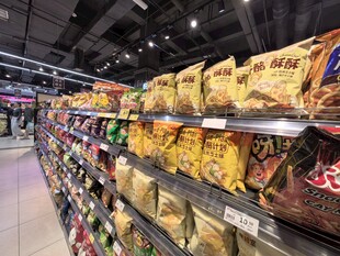 超市貨架上琳瑯滿目的零食