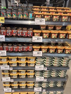 貨架上琳瑯滿目的罐裝食品