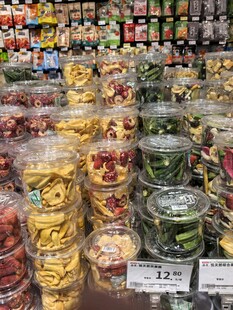 超市多彩罐裝食品陳列