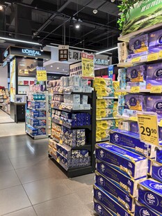 超市內(nèi)景貨架商品陳列豐富
